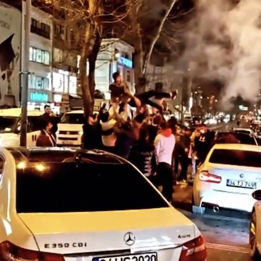 İstanbulda şoke eden görüntüler: Yasağa rağmen asker uğurlaması yaptılar