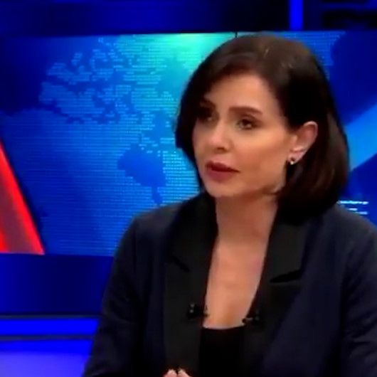 Özlem Gürses yine alay konusu oldu: Bahçeliye aşı yapan hemşire Gülnaz Şırınga darp edildi