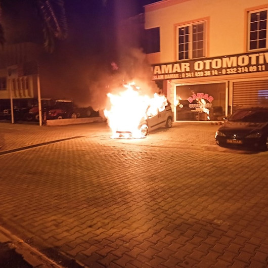 Adanada galeri önündeki satılık araç alev topuna döndü