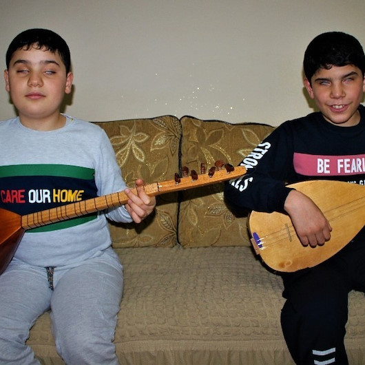 Suriyeli görme engelli kardeşler hayata saz çalarak tutundu