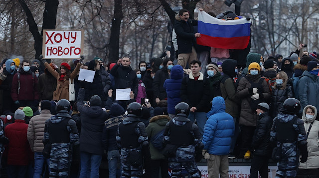 Police intervene in Navalny protest in Moscow

