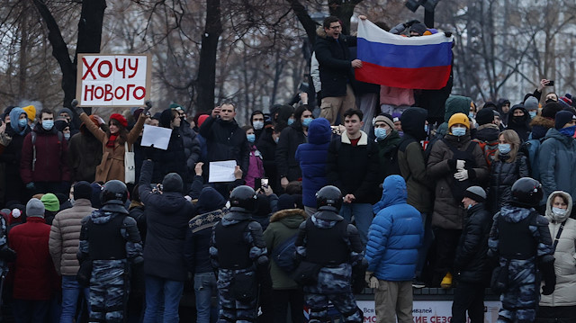 Police intervene in Navalny protest in Moscow