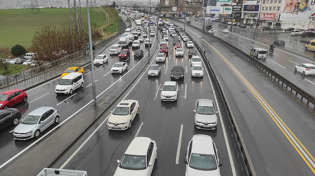 İstanbul'da trafik yoğunluğu sürüyor.