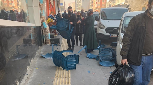 Halk otobüsünden fırlayan tekerlek 1 kişiyi yaraladı, 2 otomobile maddi hasar verdi