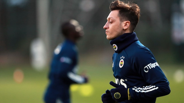 Mesut Özil, Arsenal ile sözleşmesini feshetmiş ve Fenerbahçe'ye imza atmıştı.