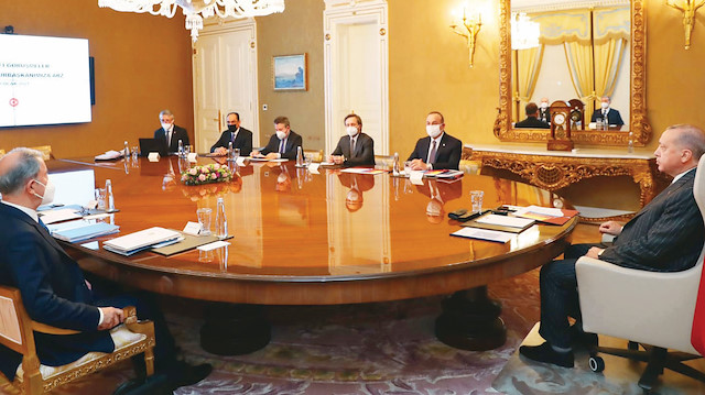 Cumhurbaşkanı Erdoğan başkanlığında Vahdettin Köşkü’nde gerçekleştirilen toplantıya ilişkin paylaşılan fotoğrafta istikşafi sunumu dikkat çekti.