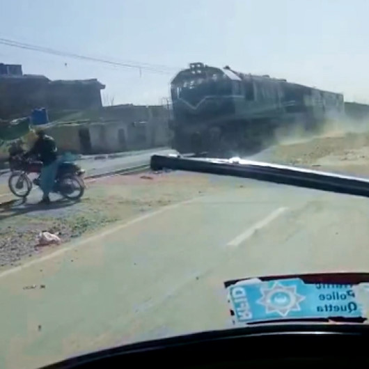 Pakistanda motosiklet sürücüsü, trenin altında kalmaktan saniyelerle kurtuldu