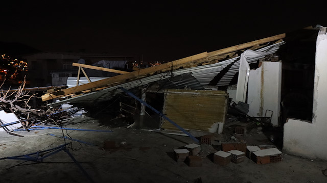 Bursa'da lodosun etkisiyle bir evin çatısı uçtu.