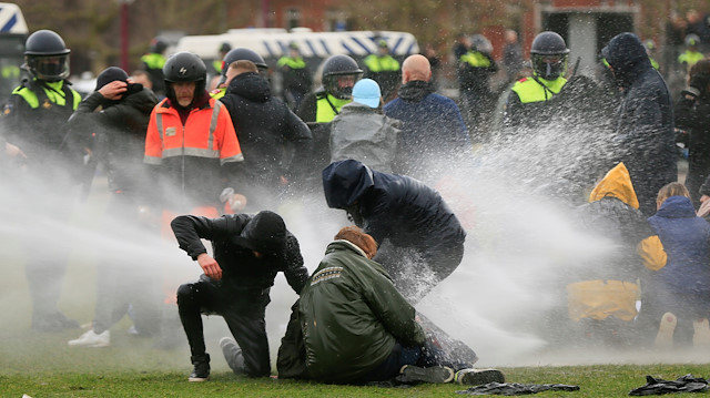 Hollanda'da halk sokağa döküldü.