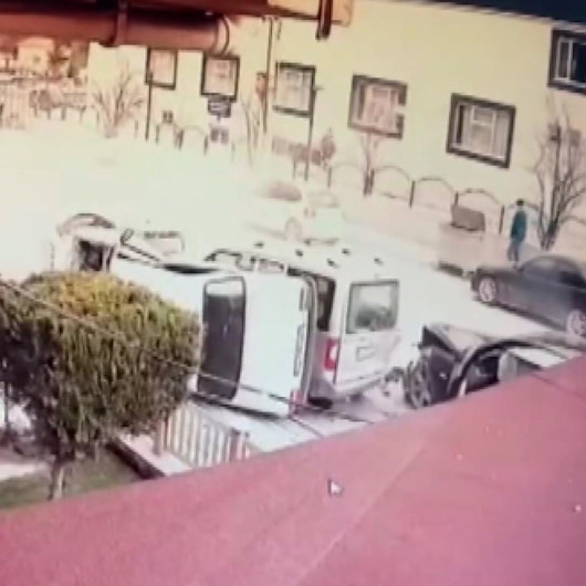 Ehliyetsiz sürücünün park halindeki araçlara çarptığı anlar kamerada