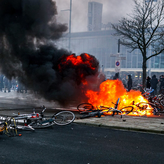 Hollandada koronavirüs tedbirleri şiddet olaylarına dönüştü