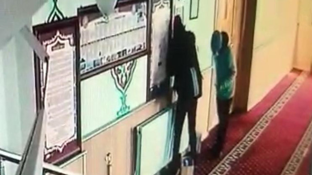 Kız arkadaşıyla camiden hırsızlık yapan zanlı güvenlik kamerasında