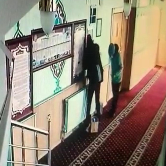 Kız arkadaşıyla camiden hırsızlık yapan zanlı güvenlik kamerasında