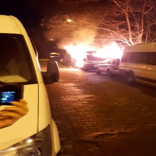 Bahçelievlerde park halindeki panelvan alev topuna döndü