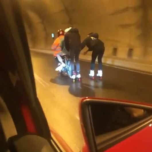 Patenli iki gencin motosikletin arkasına takılması kazaya davetiye çıkardı