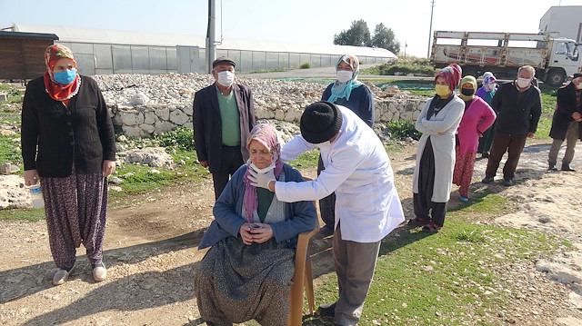 Çiftçi Hasan Demir, anneannesinin yöntemlerini köy halkı üzerinde uyguluyor.