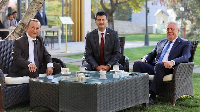 Hüseyin Avni Aksoy (solda) ve Mehmet Ali Çelebi (ortada) 