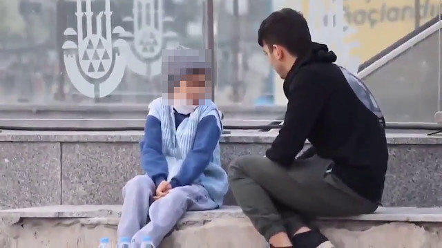 Türkiye'nin gündemine oturan videoda çocuk su satan yardıma muhtaç bir profil çiziyor.