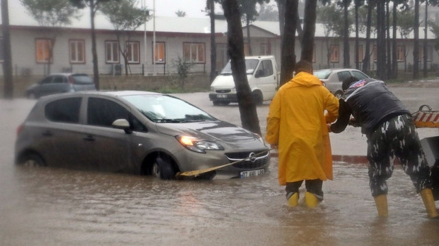 Meteoroloji 4’üncü Bölge Müdürlüğü'nün şiddetli yağış ve kuvvetli rüzgar için uyarıda bulunduğu Antalya'da yağış, dün akşam saatlerinde başladı. Kent merkezinde gece saatlerinde etkisini artıran yağış, kuvvetli rüzgar ile birleşti. Kuvvetli rüzgar nedeniyle çöp konteynerleri devrildi, bazı ağaçlar yerinden söküldü. Sabaha karşı etkisini artıran yağmur nedeniyle de birçok noktada su birikintisi oluştu, sürücüler ve vatandaşlar zor anlar yaşadı.