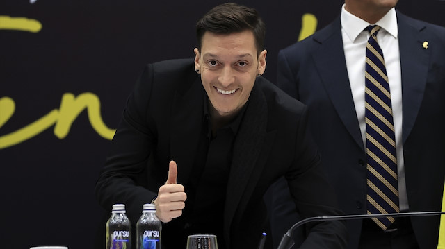 Fenerbahçe, Mesut Özil ile 3.5 yıllık sözleşme imzaladı.