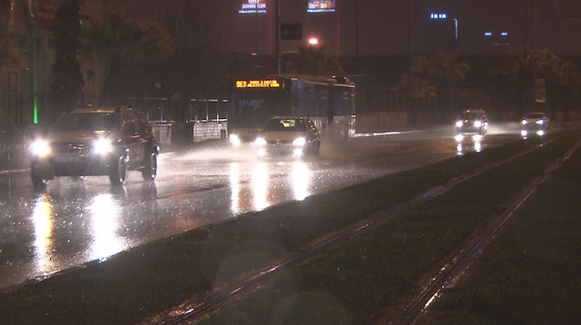 İzmir'de etkili olan sağanak yağış hayatı olumsuz etkiledi.