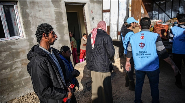 "الديانة التركي" يوزع منازل بالطوب لإنقاذ مخيمات إدلب السورية