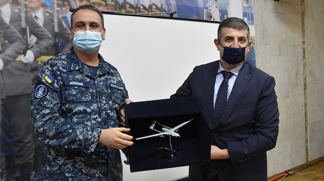 Haluk Bayraktar, Ukraynalı komutana Bayraktar TB2 maketi takdim etti.