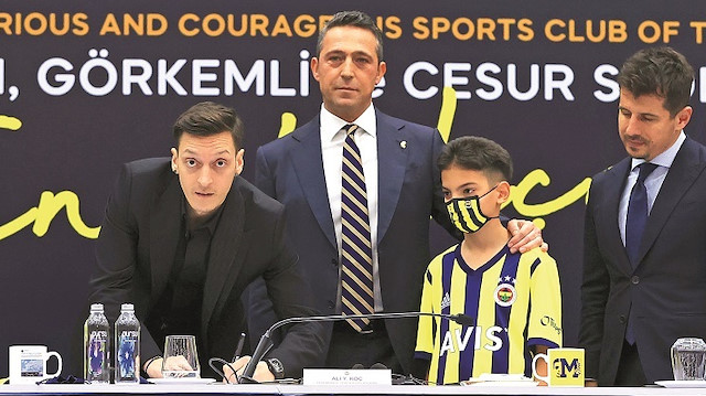 Sarı-lacivertli takımla 3.5 yıllık sözleşme imzalayan yıldız futbolcunun imza törenine çok yoğun ilgi gösterildi. 
