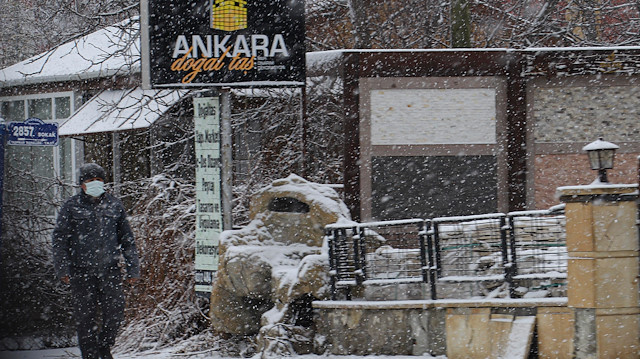 Ankara'da kar yağıyor.