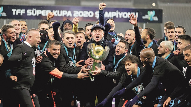 Ahmet Ağaoğlu geride kalan 3 yıllık görev süresine bir Süper Kupa, bir de Türkiye Kupası sığdırıp adını kulüp tarihine yazdırdı.