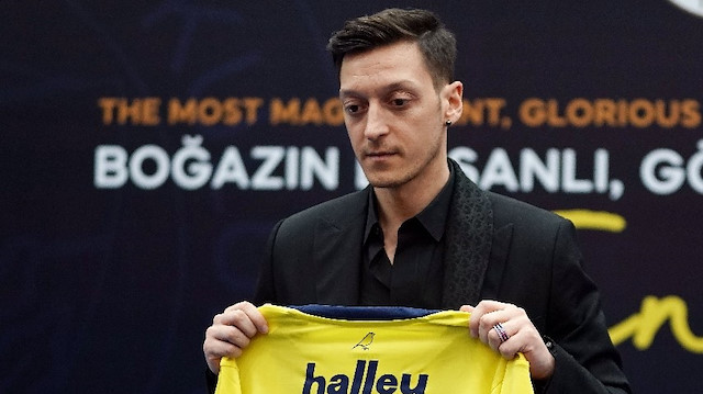 Mesut Özil, sarı-lacivertli kulüple 3,5 yıllık sözleşme imzaladı.