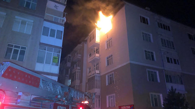 Konya'da bir evde çıkan yangında anne ve kızı yaşamını yitirdi.