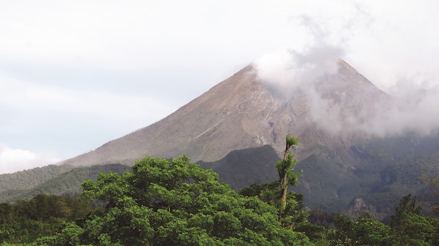 2 bin 968 metre yüksekliğe sahip Merapi Yanardağı’nın 2010’da lav püskürtmesi sonucu 347 kişi hayatını kaybetmişti.
