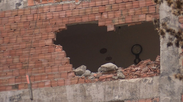 Yıkımı gerçekleşen binadan dolayı bitişiğindeki bina da hasar gördü.