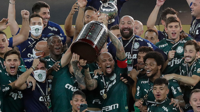 Palmeiraslı futbolcular maç sonu kupayı kaldırdı.