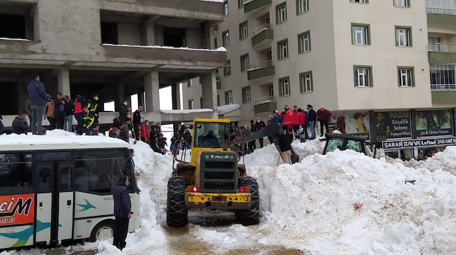 Kar kütleleri üç çocuğun da yaralanmasına neden oldu.