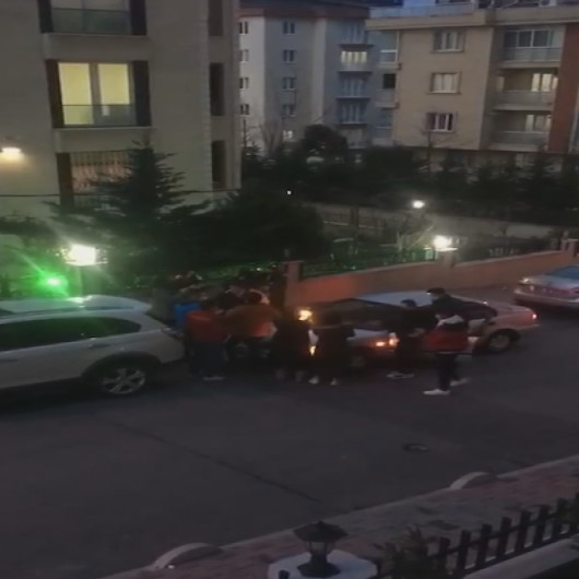 Bağcılarda bir grup genç yasağı umursamadan sokakta doğum günü partisi yaptı
