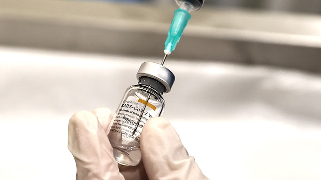 Kovid-19 aşısı yaptıranların sayısı 2 milyonu geçti.

