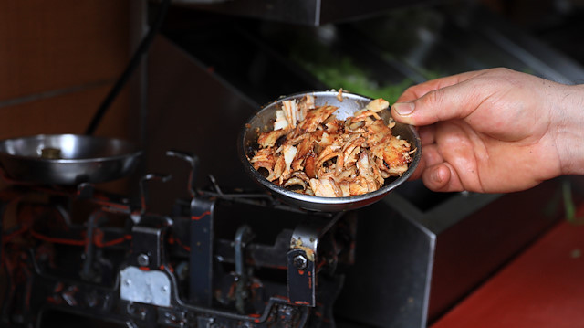 Tavuk dönerde bazı restoranlar gramaj hilesini uygulayarak 100 gram fiyatına 50 gram satıyor.