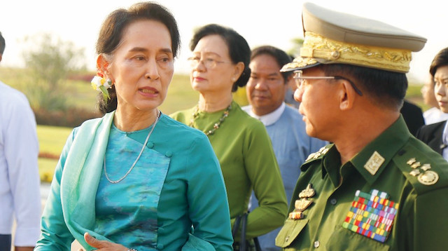 Aung San Suu Çii (Sol)