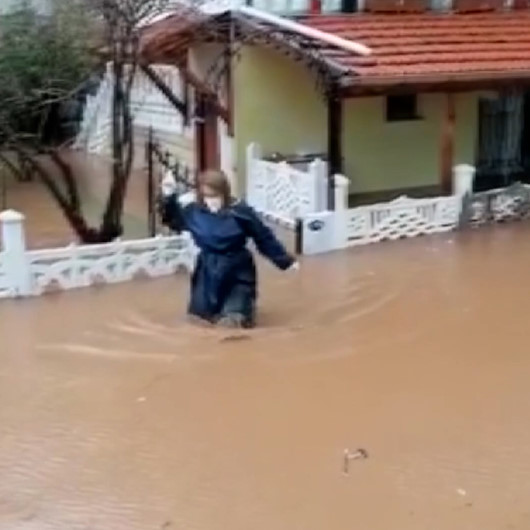 İzmirde sağlık çalışanı hastaya müdahale etmek için beline kadar suya girdi