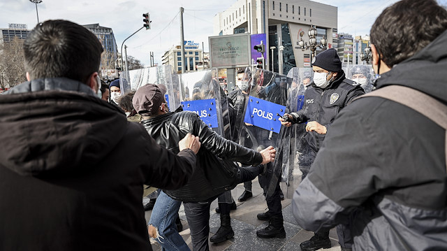 Eylemciler, polislere tekmelerle saldırdı.