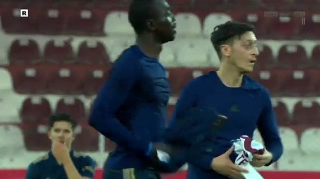 Hataysporlu futbolcu Mesut Özil'in formasını almak için yanına koştu