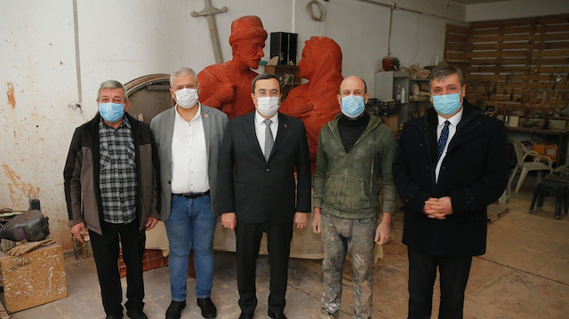 Konak Belediye Başkanı Abdül Batur (ortada), heykelin yapıldığı atölyeyi ziyaret etti.
