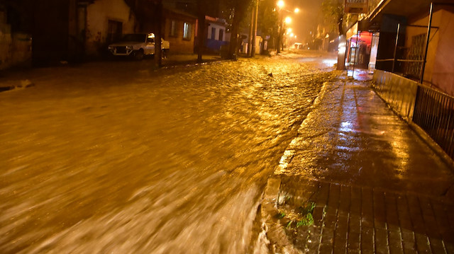 İzmir'i sağanak vurdu.