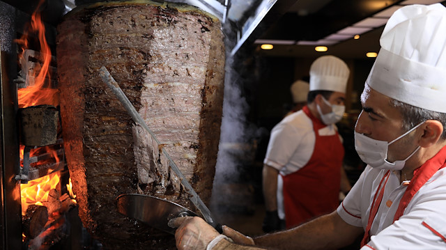Et döner üretim tesisinde çalışanların hijyenden uzak görüntülerinin sosyal medyada paylaşılması üzerine gözler et ve tavuk döner satışı yapan restoranlara çevrildi. Dönerin ne kadar hijyenik ortamda üretilip tüketicinin tabağına geldiği kadar hilesiz ve katkısız gelmesi de tartışılan bir başka konu oldu.