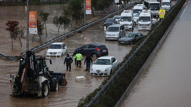 İzmir'de sağanak sel ve su baskınlarına neden oldu.