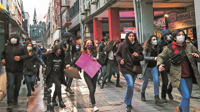 İstanbul ve Ankara’da düzenlenen izinsiz gösterilere polis müdahale etti, toplam 173 gösterici gözaltına alındı. Kadıköy’deki gösteride 500-600 kişilik grup, polisi taşladı, arada kalan 2 vatandaşı darp etti.