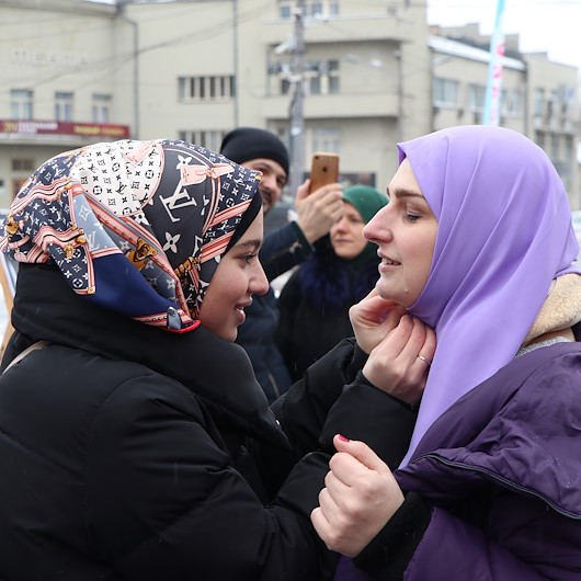 Ukraynada sıra dışı etkinlik: İlk kez başörtüsü denediler