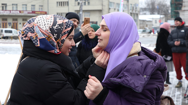 Ukrayna'da sıra dışı etkinlik: İlk kez başörtüsü denediler